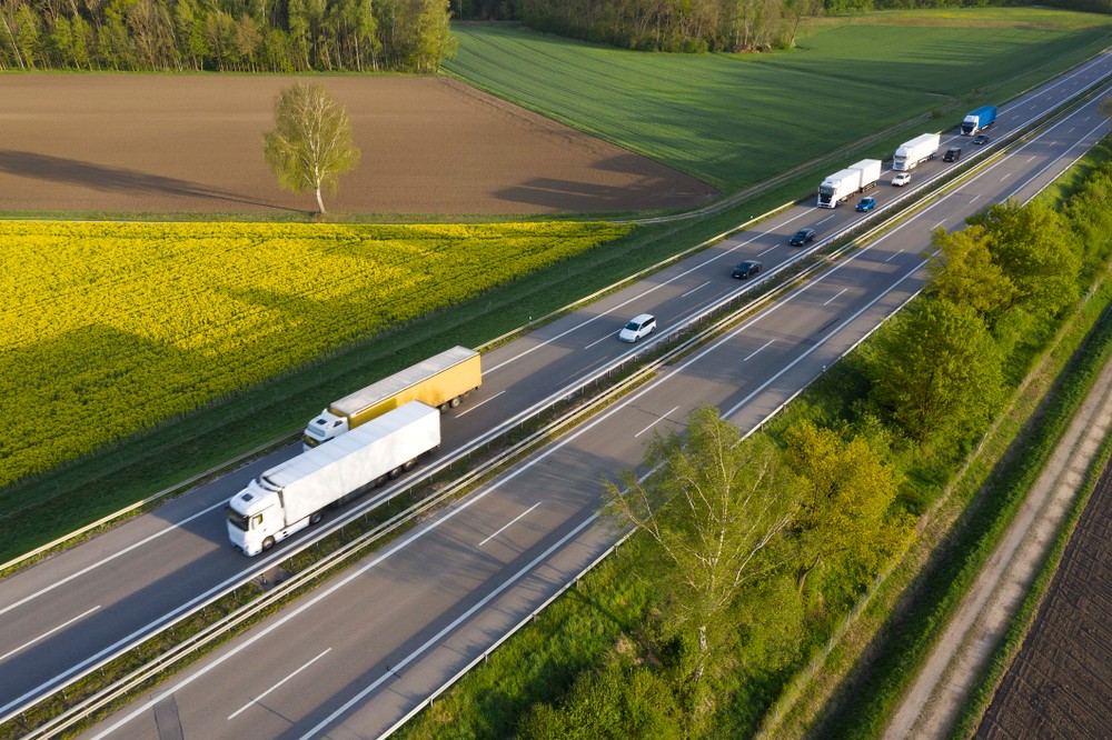 Lastbilar på motorvägen