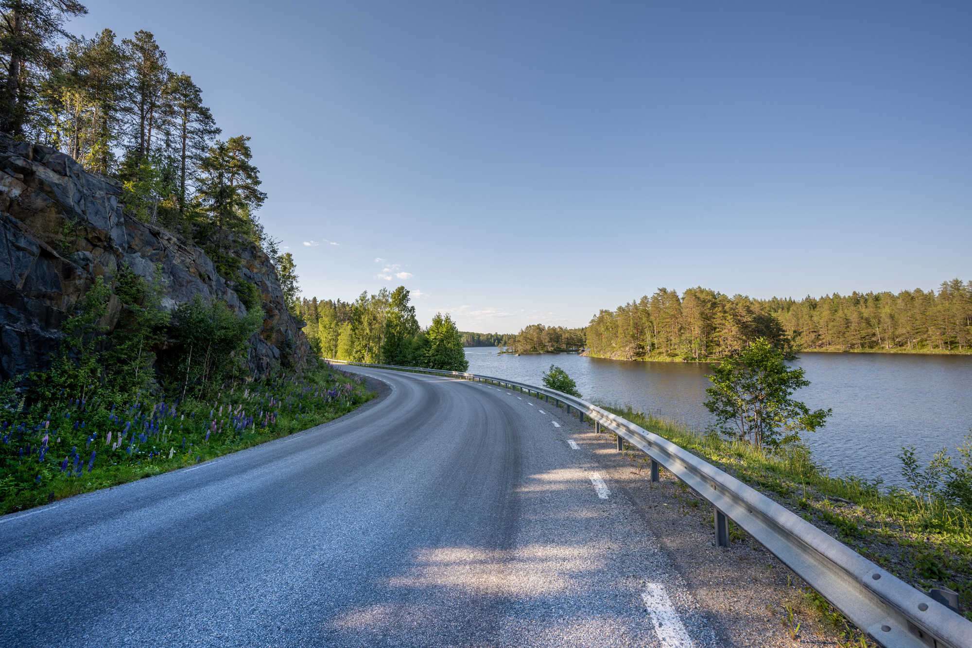 En landsväg i Sverige sommartid