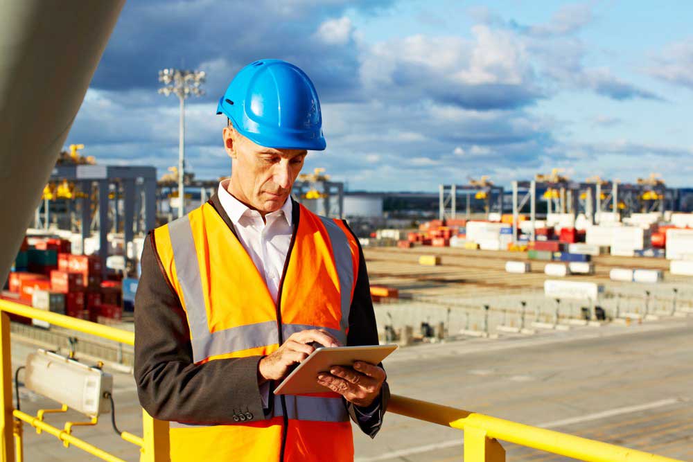 En man i varselväst och hjälm